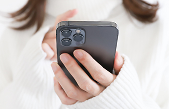 スマートフォンを操作する女性